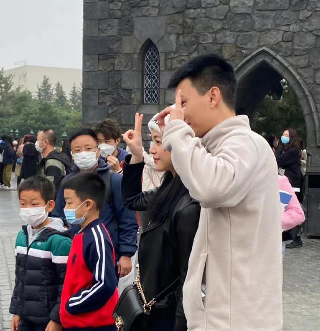 陈妍希|陈妍希带孩子出游，儿子正面照被好友曝光，打扮酷帅似缩小版陈晓