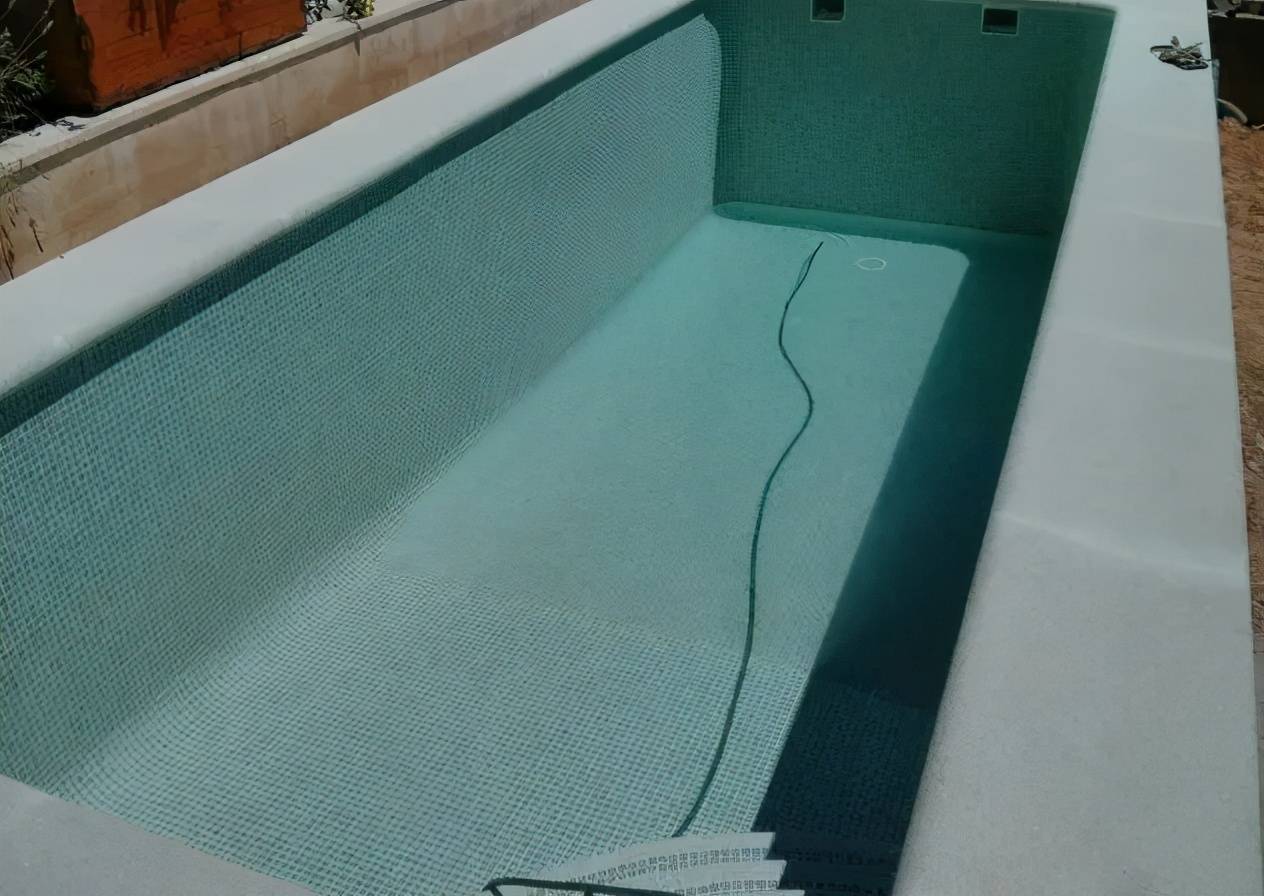 老爸就是闲不住，好好的院子非要现浇个泳池，邻居常来参观！