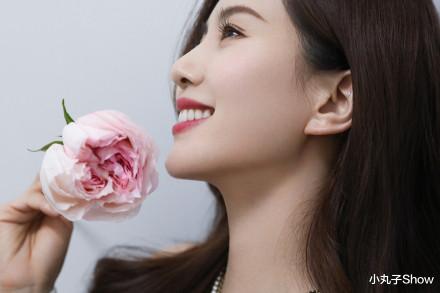 刘诗诗|气质真好！刘诗诗拍鲜花写真大片，穿白色连衣裙让人移不开眼睛