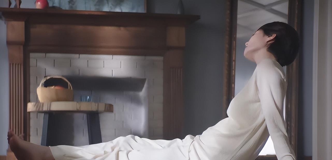 王菲|52岁王菲拍内衣广告突破尺度，光着脚平躺在沙发上，身材凹凸有致