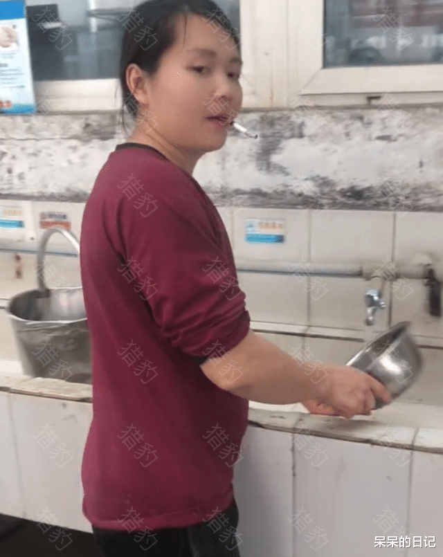 四川一小伙“男身女相”,因为漂亮被误会,同事:至今没找到老婆