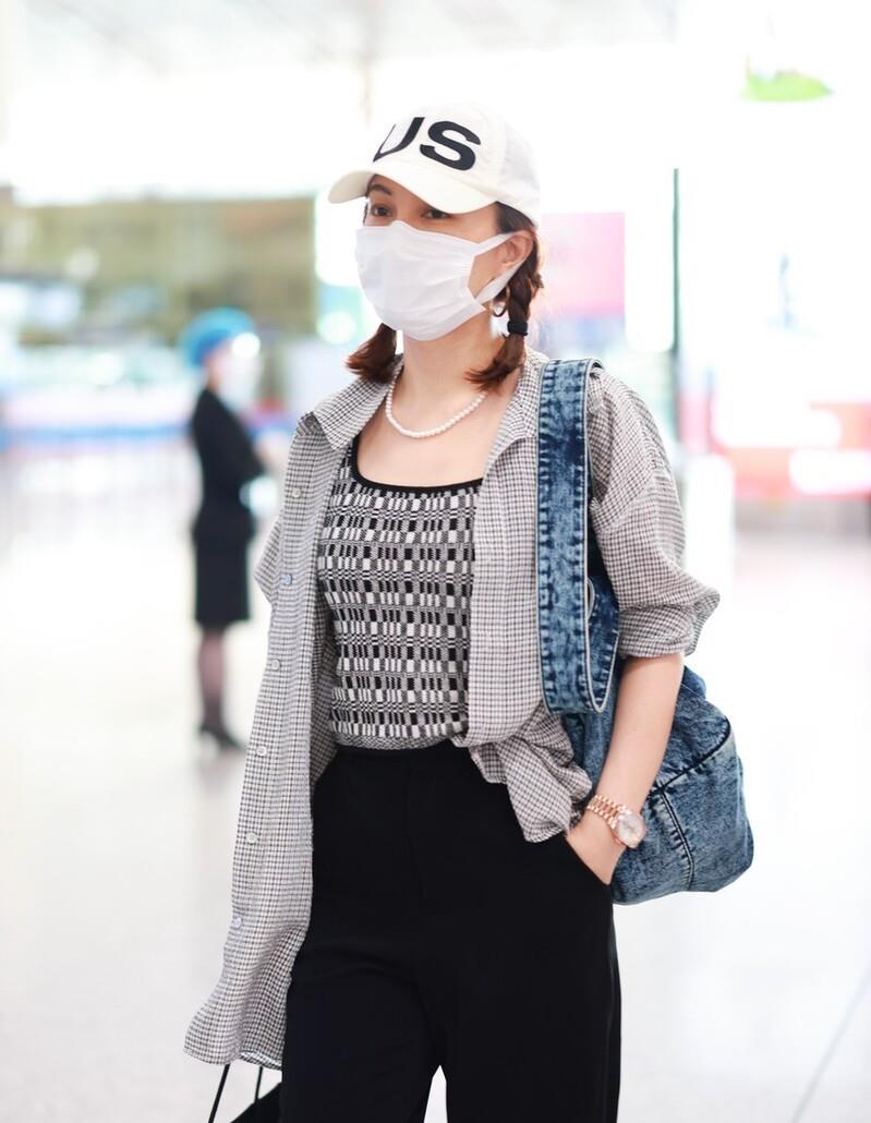 吴昕|吴昕现身北京机场，头戴棒球帽梳两个麻花辫俏皮可爱