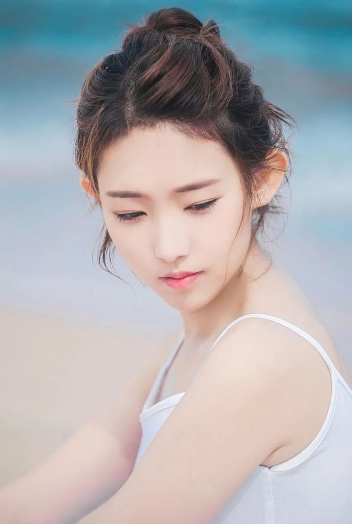 女生拍照姿势大全,除了万年剪刀手,还有下面8个好看拍照姿势