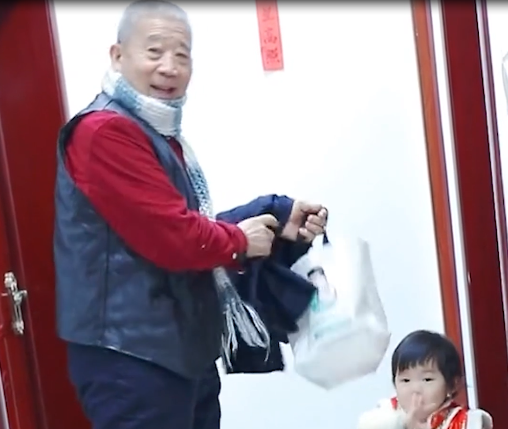 67岁高龄产妇生女,给孩子庆生未见儿女到场,疑似早已断绝关系?