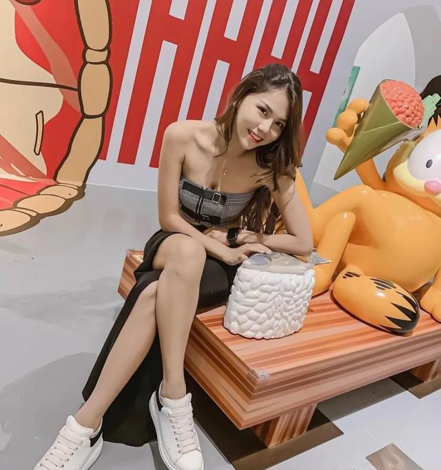 邓紫棋|邓紫棋的“孪生姐妹”,不仅“撞脸”邓紫棋,身材也有料