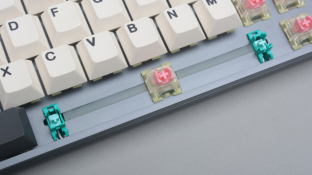 键盘|这配色的金属键盘，有种高达的既视感