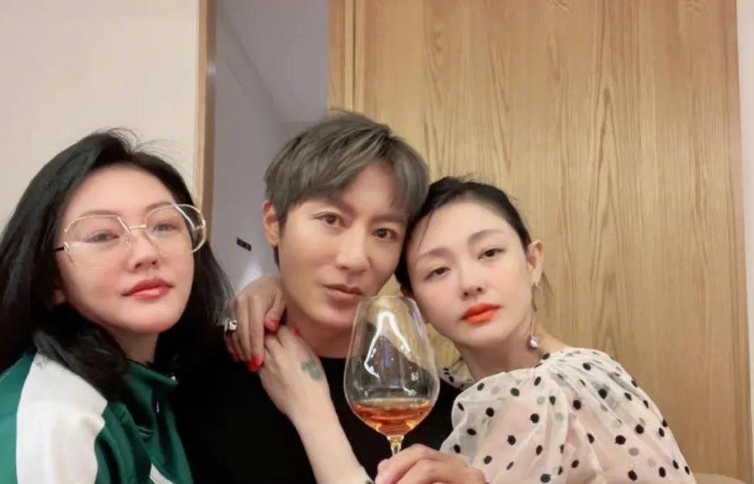 大S|大s与好友聚会！瘦太狠脸颊凹陷更好看，双手搂异性脖子亲密合照