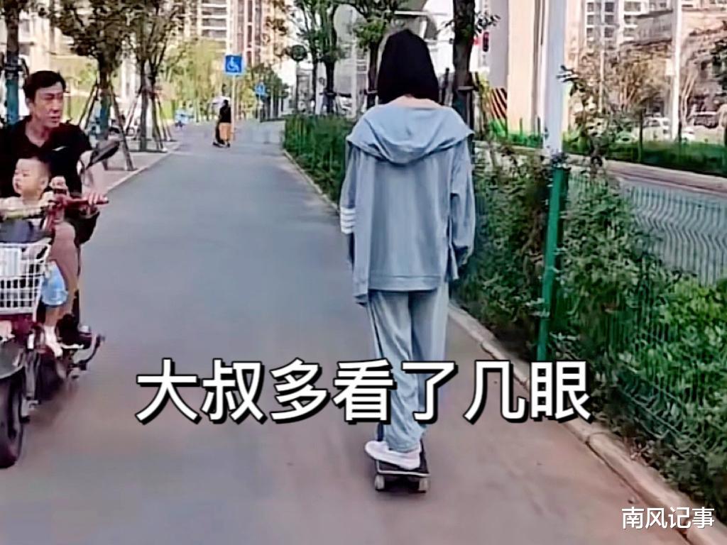 每个动作都是心机!武汉女子在路边玩滑板,一边滑衣服一边往下掉