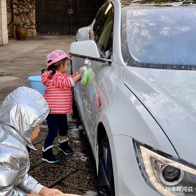 霍启刚|霍英东去世16周年！霍启刚携长子祭拜，霍中曦手持花束凝神注视