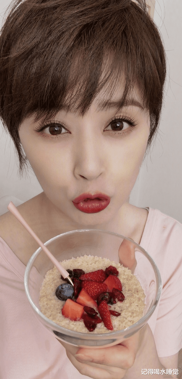 蒋欣|39岁蒋欣近照瘦出新高度,巴掌脸天鹅颈超优越,网友:锁骨能撑船