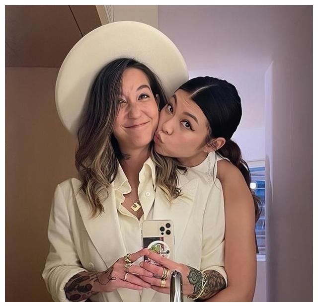 |恭喜！香港知名女星与富三代未婚妻在美国完婚，双方父母到场见证