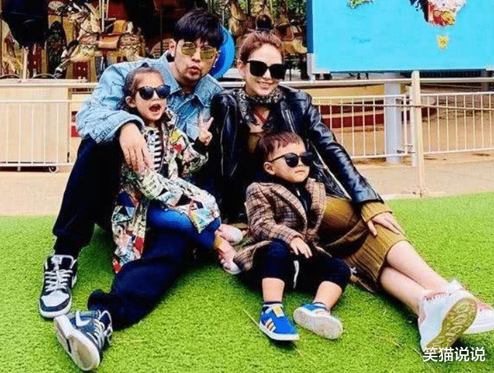 周杰伦|昆凌晒与周杰伦合照,素颜出镜体态纤细好甜美,两人相互依偎很甜蜜!