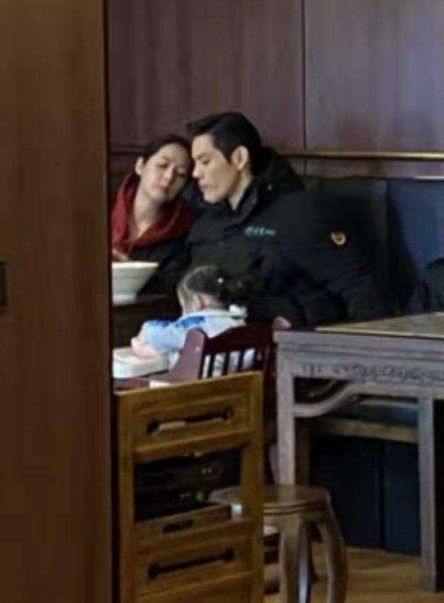 郭碧婷|郭碧婷一家三口吃饭被偶遇，发际线比婆婆都高，向佐当爸后有担当