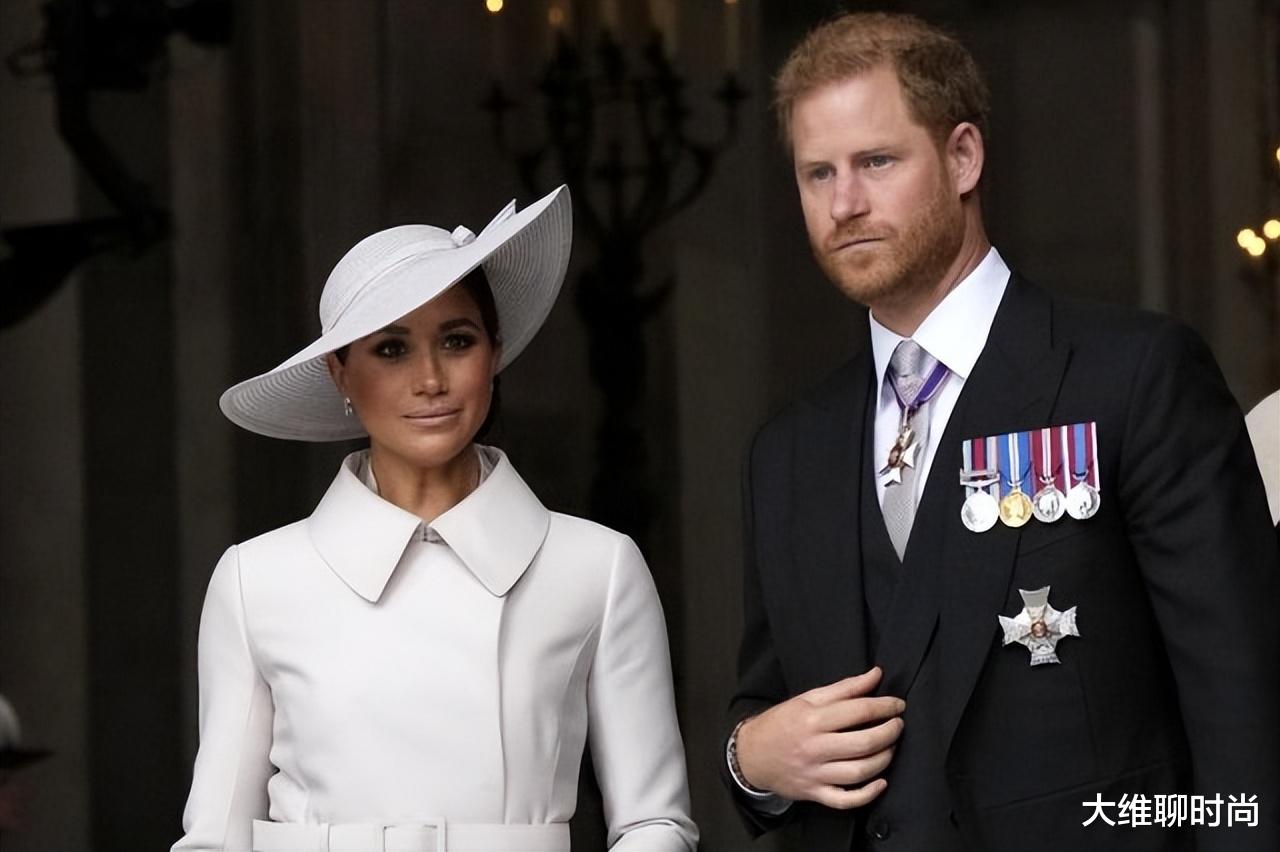 一贯自封很会穿的梅根，却顶着与气温不符的厚衣亮相，原来有猫腻