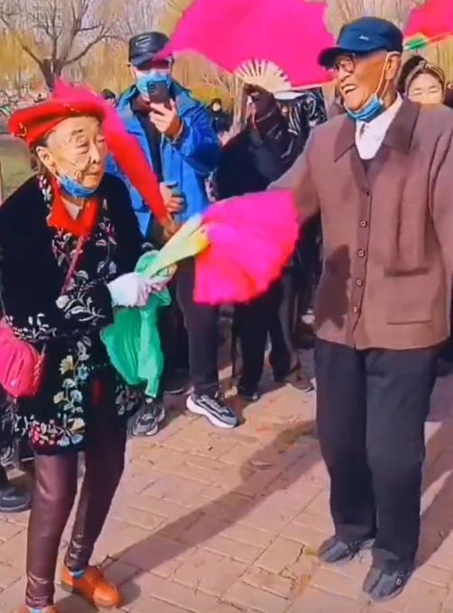 马玉琴将自己打扮得花枝招展,在外面和老头跳舞,被吐槽没老人样