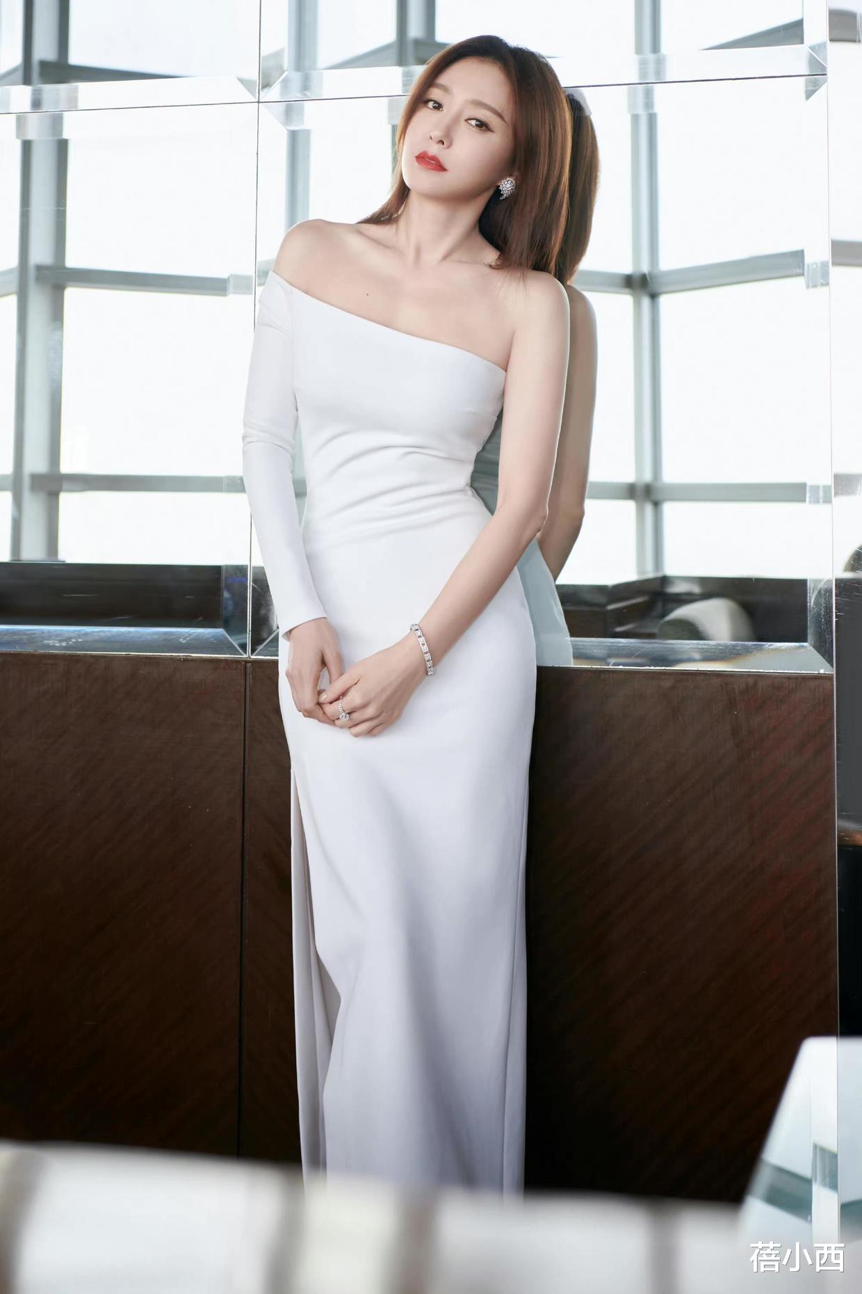 秦岚|被“秦岚”的好气质折服,穿红裙秀魔鬼身材,才知道什么叫女人味