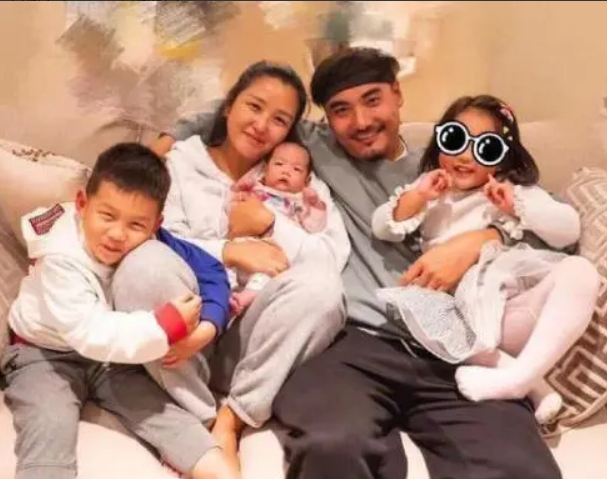 何洁|“消失”的何洁:撒谎精、卑微求工作,但却很幸福?