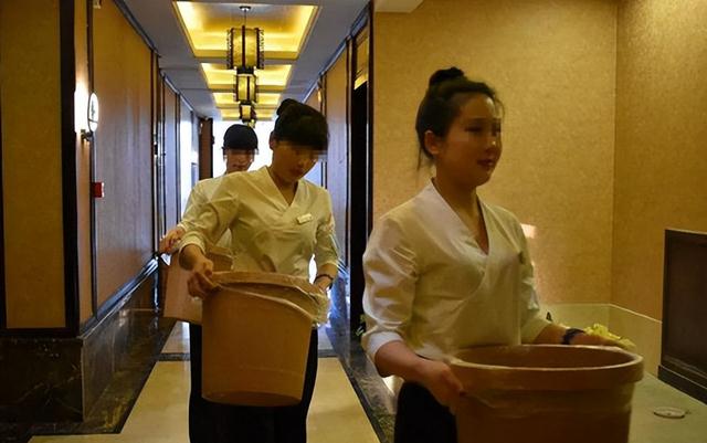 案例:浙江一女技师上班时遭强奸,客人:不听话,就让你跪着求我