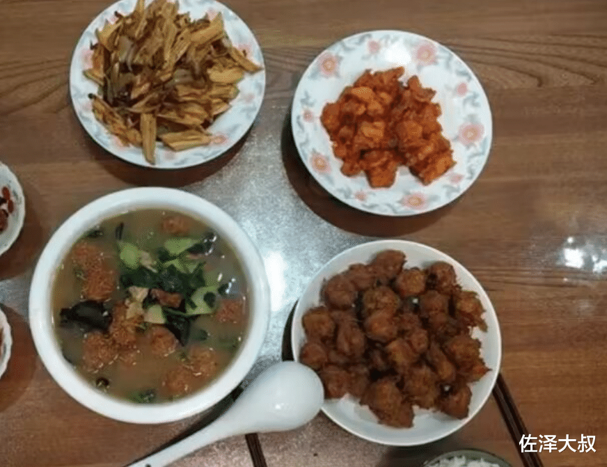 山东农村大姐晒日常餐走红,南方网友:大开眼界,我是吃不下