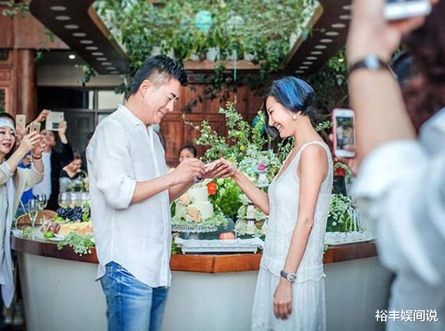 高曙光|高曙光与富婆妻子庆结婚七周年!同框画面好温馨,相差17岁无代沟