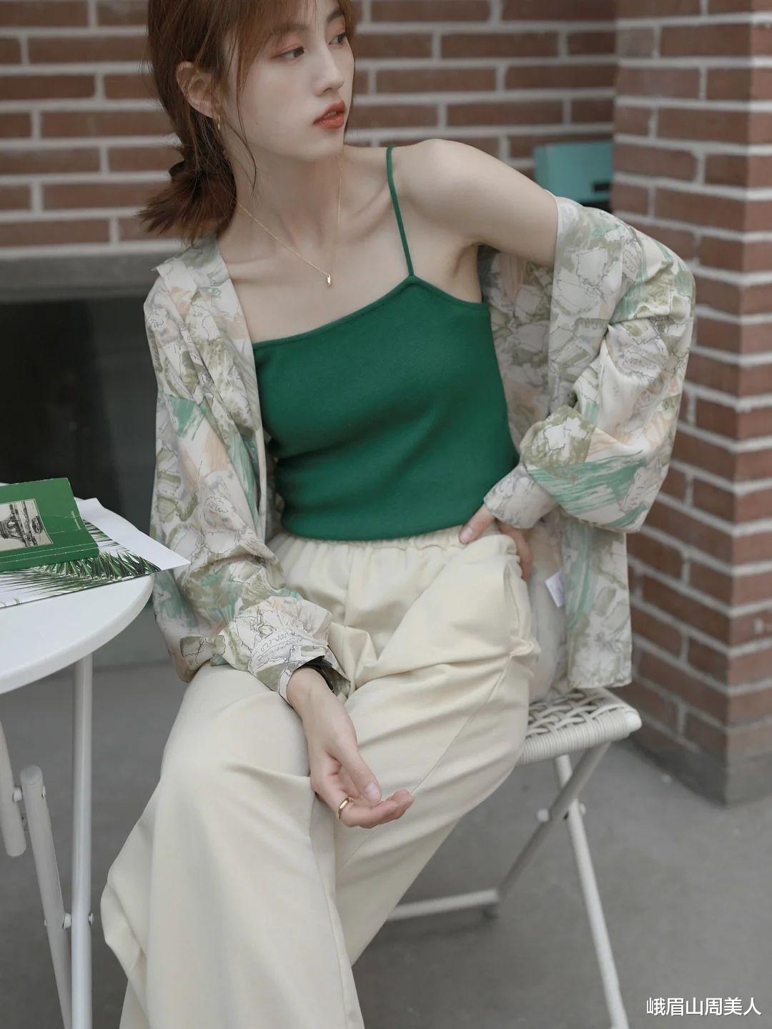 杨幂带火了一种穿法叫:“上面去蹦迪,下面去下班”,回头率超高