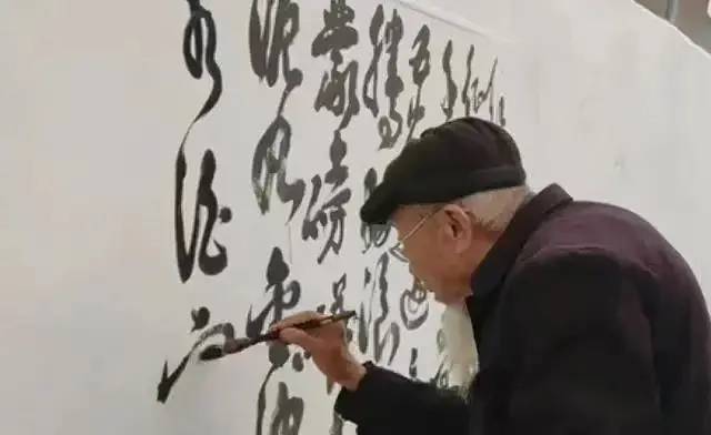 90岁的大爷墙体上写草书,网友惊呼“大隐隐于市”!