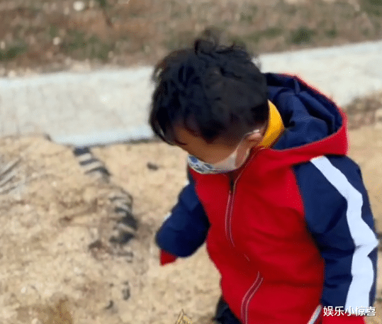 奇奇|田静晒儿女画画视频，悦悦严谨认真像许妈，奇奇变小卷毛