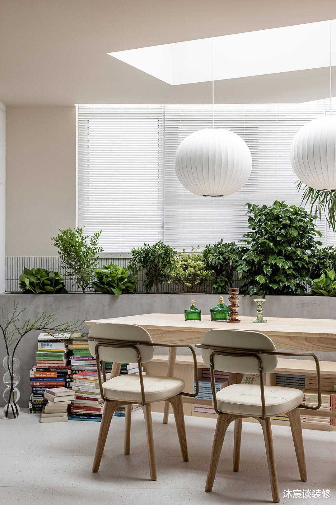 这对大学老师,把餐厅放在阳台就圈了好多粉,再开个天窗,美极了