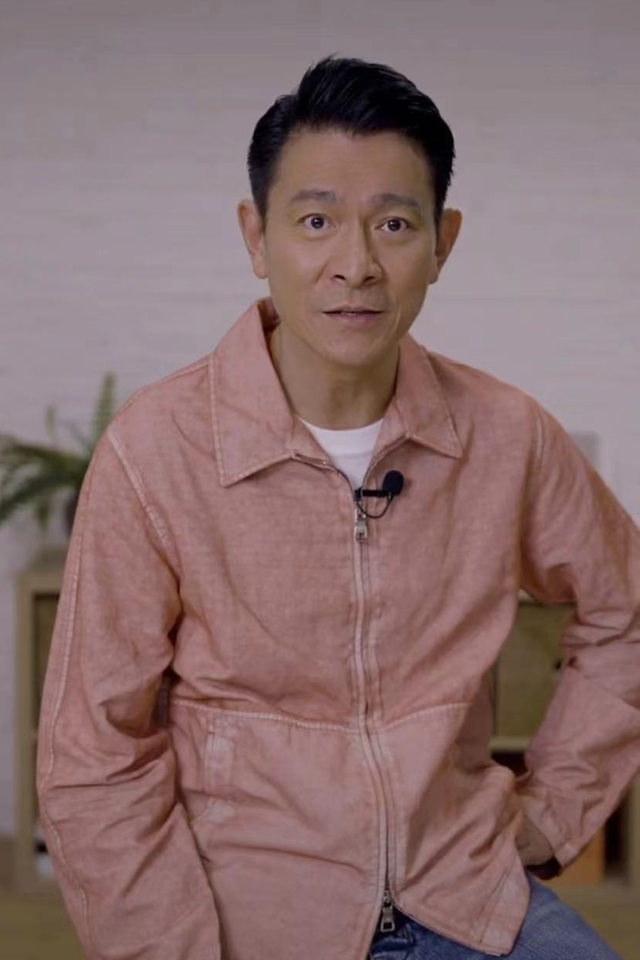 穿家居风打扫卫生太娴熟,睡2000床超接地气_时尚资讯_娱乐点