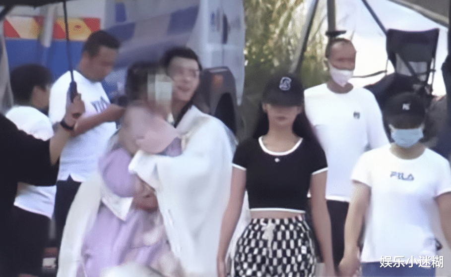 颖儿|颖儿带4岁女儿探班付辛博,老公紧抱女儿不松手,颖儿表情引争议