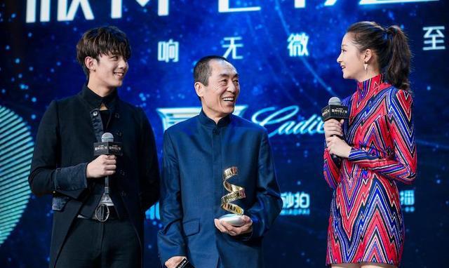 关晓彤|张艺谋当年给关晓彤颁奖,她马上把腿夹紧,双手捂住裙边半屈膝