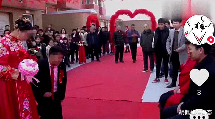 女子新婚,女子姐姐阻止女子拜公婆,姐姐:他们不是咱爸妈,不拜