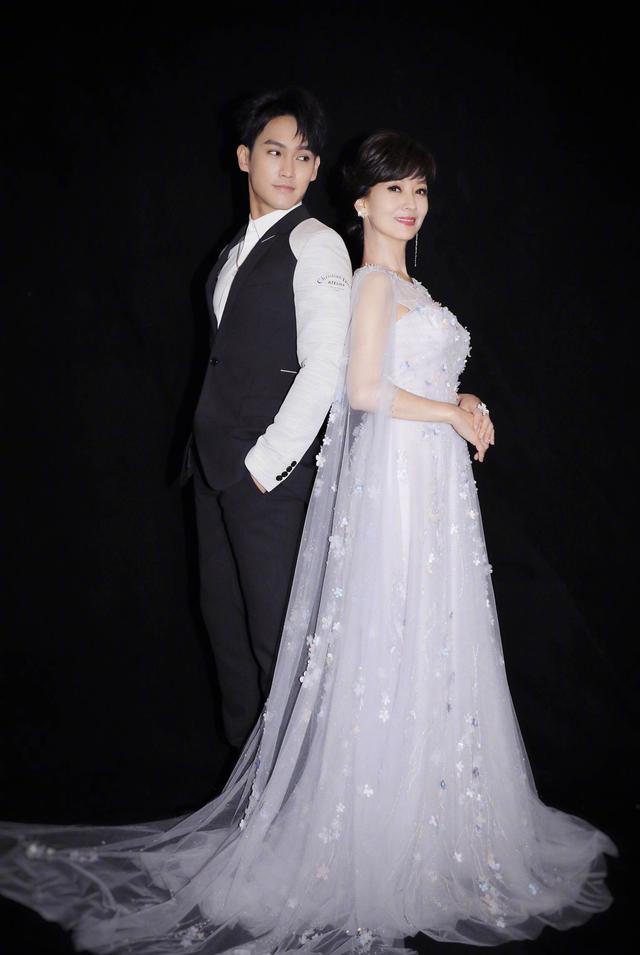 赵雅芝|赵雅芝的3个儿子，个个让她骄傲！