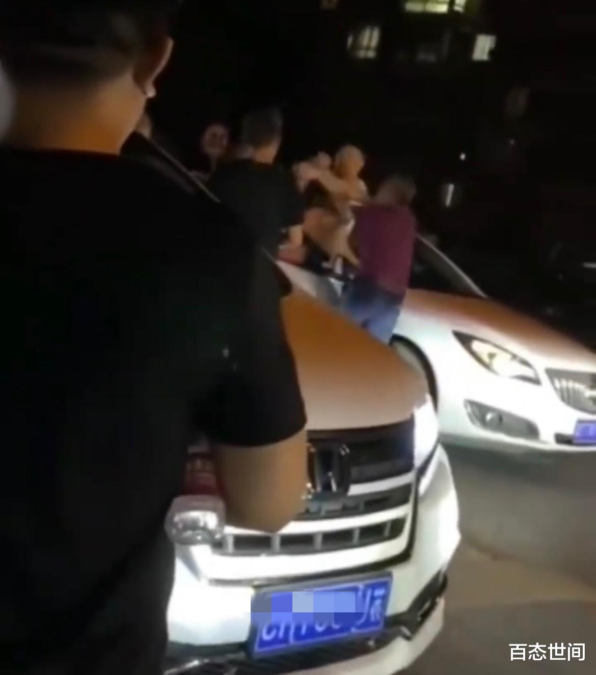 江苏女司机不满被敲车门质疑乱停车,拽着男司机约架:叫你全家来