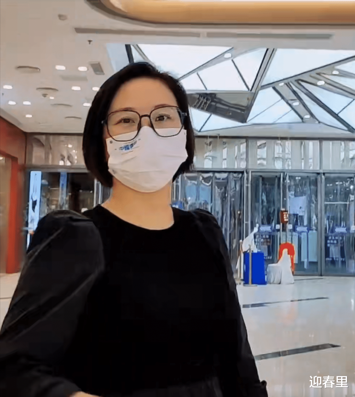 新东方|从业二十多年的新东方老师，在大街上举牌求职，网友：编制多香啊