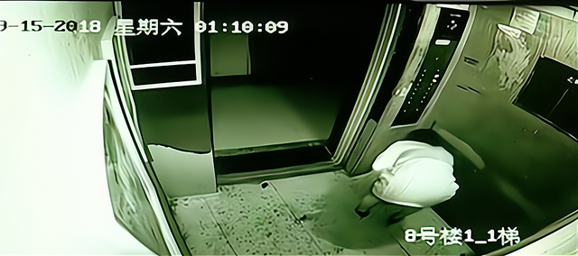 女车主深夜电梯小便,邻居出入苦不堪言,男子:太恶心了还有红色液体