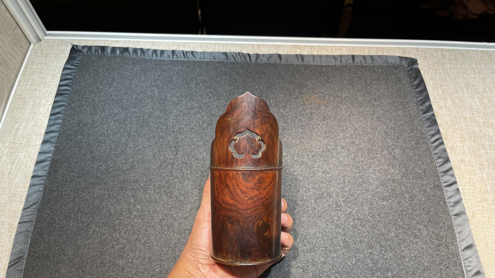 笔筒|僧帽高高立口沿，清黄花梨小扇筒只此一例