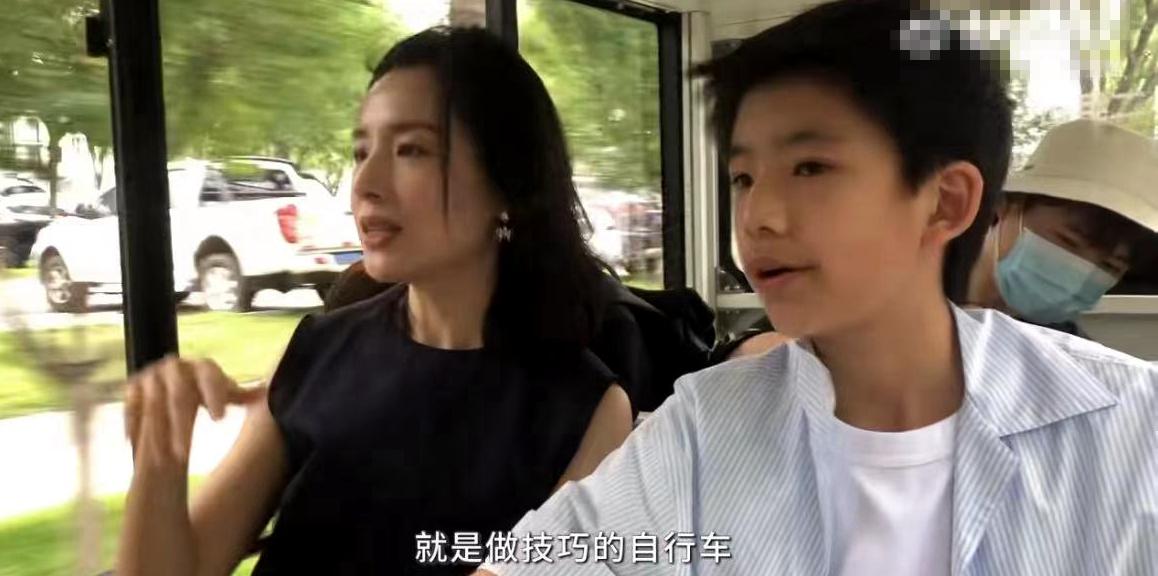 董洁|13岁顶顶太秀气？董洁身兼父职让儿子骑山地车，曝孩子摔得很惨