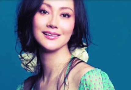 柳条|60岁大宋佳与二婚老公同框，皮肤细嫩似少女，在国外靠卖衣服赚钱