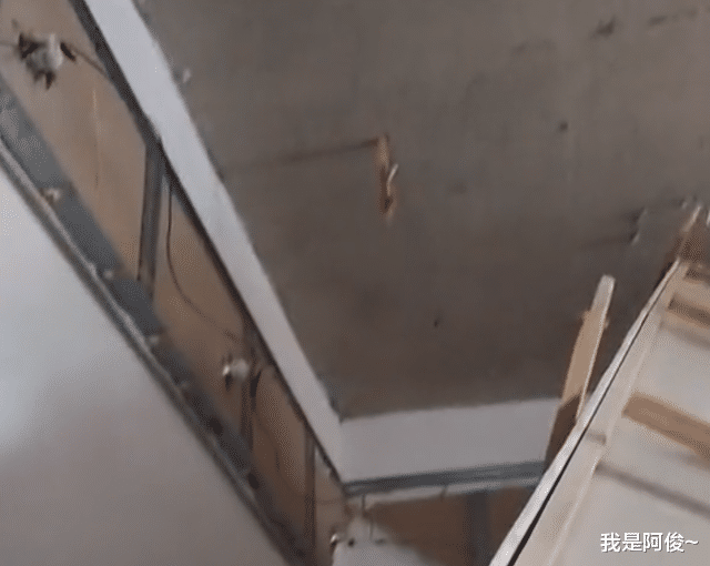 安徽一女子家中吊顶突然掉落,一个细节让她惊了:没一个膨胀螺丝