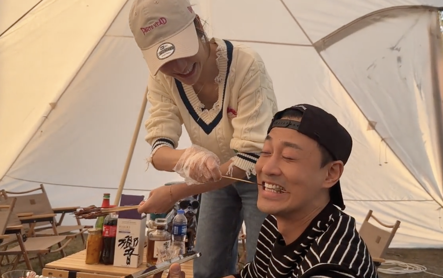 林峰|张馨月晒露营视频,与林峯互相投喂,被老公搂在怀里高调秀恩爱