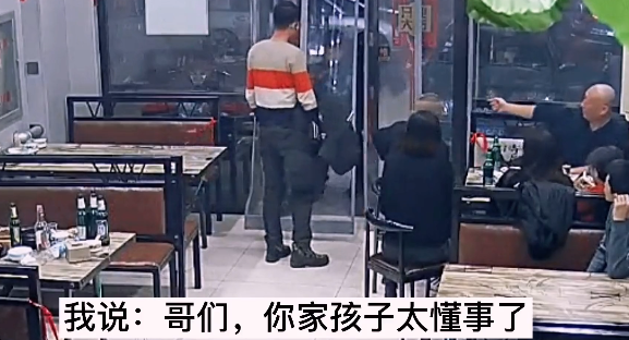 请客被儿子偷偷买单，爸爸知道后跪地痛哭“刺痛亿万父母心”