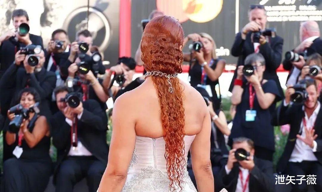 威尼斯电影节|“辣眼睛”的国际红毯又来了，尺度一个比一个大，国外女星真敢穿