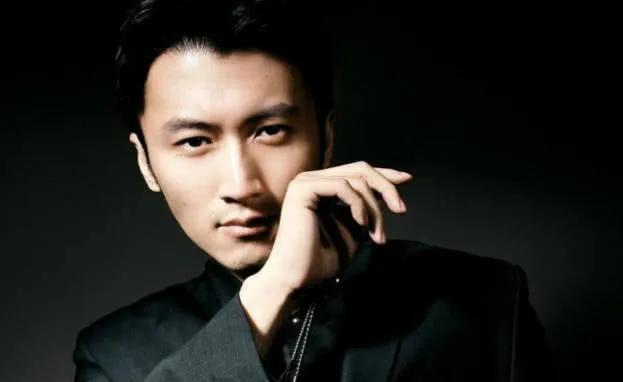 白敬亭|众多明星放弃外国籍回归祖国，当初嫌弃祖国的人回归成为一种奢望