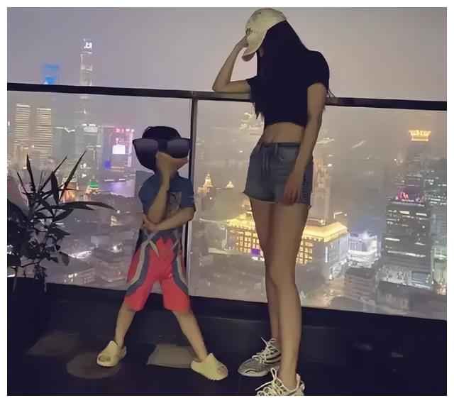 黄晓明为父亲庆生，与爸妈合影心情超好，小海绵未现身爷爷寿宴