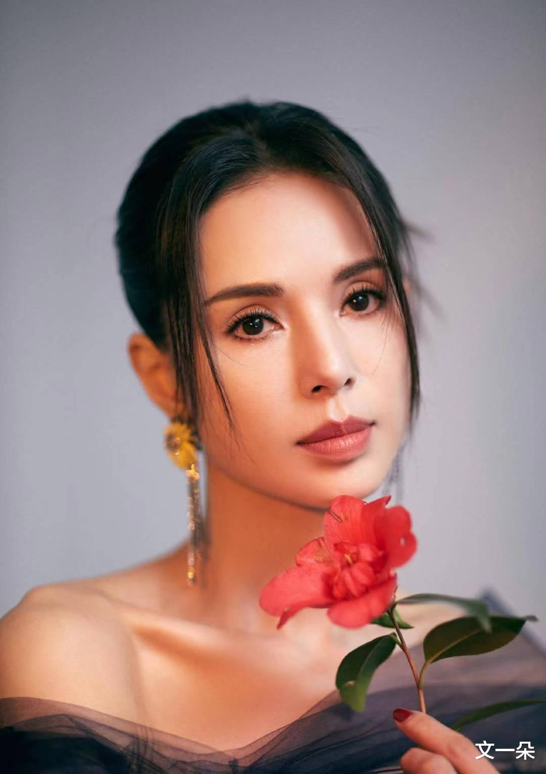 周海媚|单身女星：55岁李若彤太精致，56岁周海媚太浪漫，50岁吴越太真实