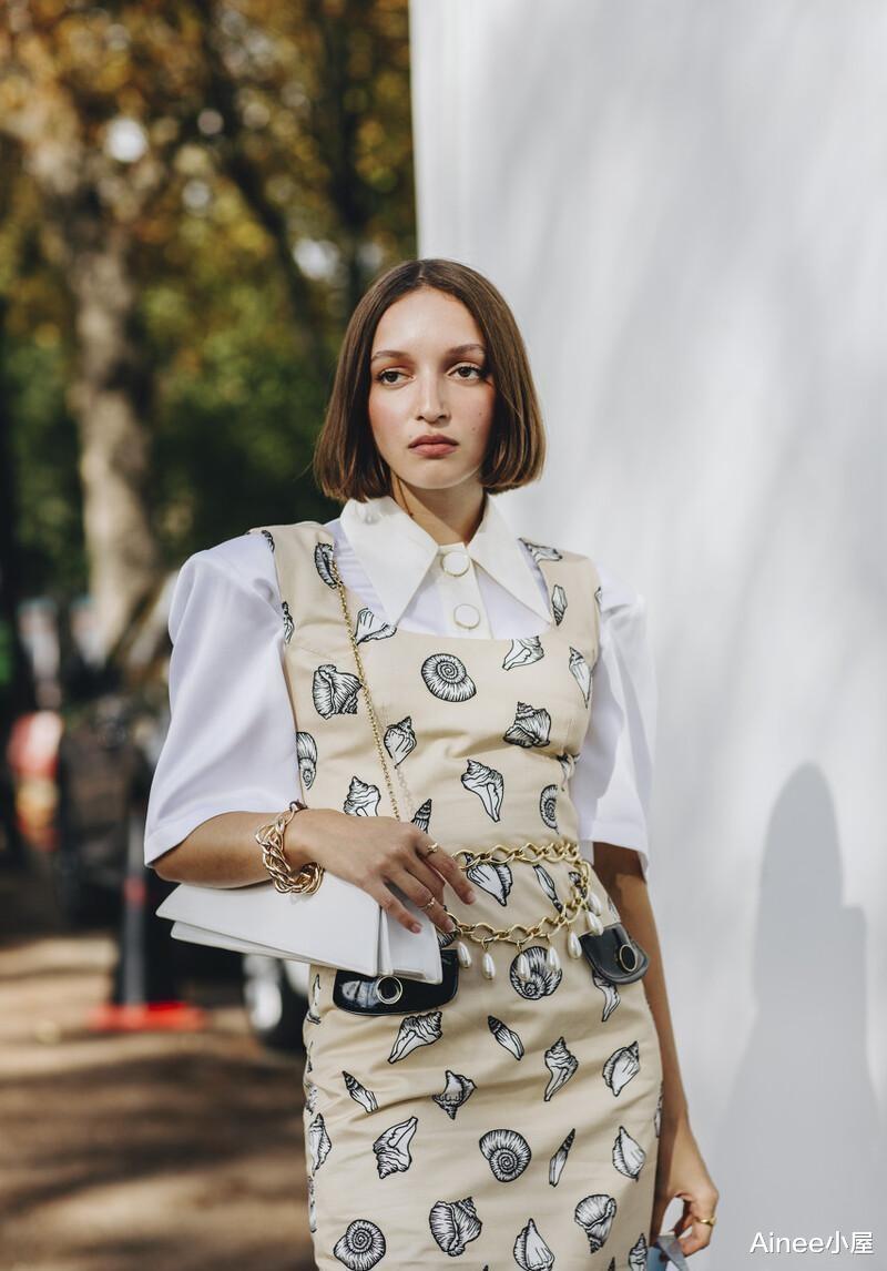 今年流行装饰腰链，比腰带还时髦，搭配得好看着挺贵气的