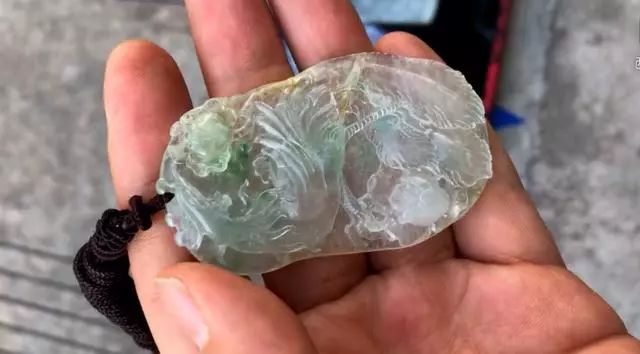 翡翠|夜市秒杀的翡翠小原石，怼出高冰黄加绿，心脏差点跳了出来。