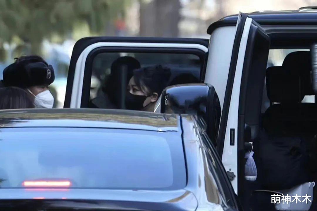 杨紫|春晚最后一场彩排来啦！杨紫丸子头包裹严实，赵丽颖紫色大衣抢眼