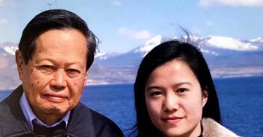 翁帆不小心说漏嘴,大方承认对杨老有所图?杨振宁的年薪有多高?
